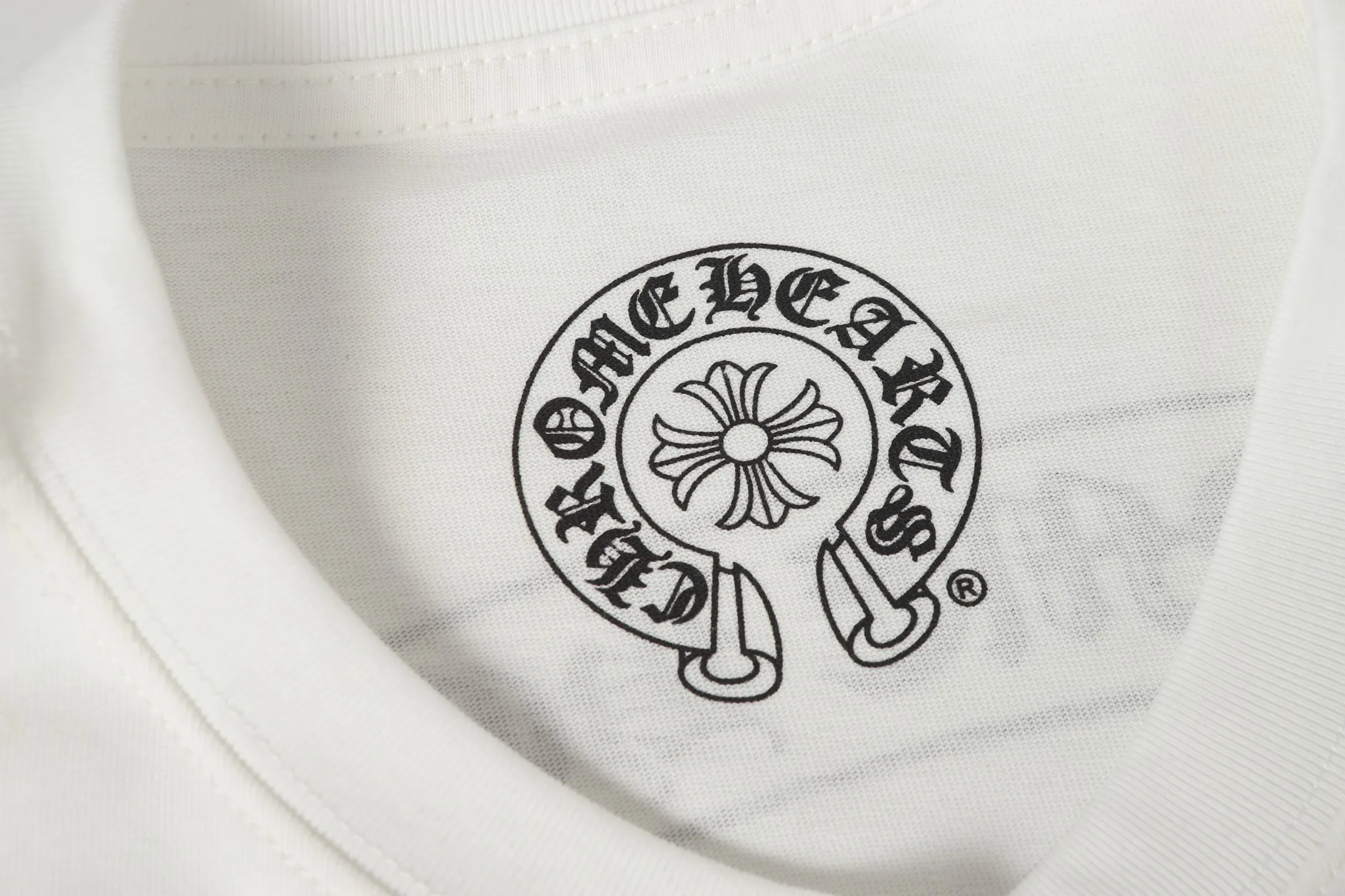 P150 Cross-border model, please do not place an order if you are looking for quality -Chrome Hearts/Chrome Hearts Sanskrit printed popular long-sleeved T-shirt -High weight, high density and high quality. The wool is soft, delicate and skin-friendly. Soft and silky to the touch. Excellent warmth and skin-friendly properties. -Customized weaving and dyeing, no color difference, regardless of fabric or workmanship details. Comparing the ordinary version on the market -Colour: black white -Size: S M L XL